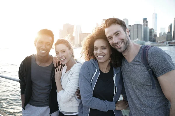 Groep vrienden genieten van de zonsondergang — Stockfoto