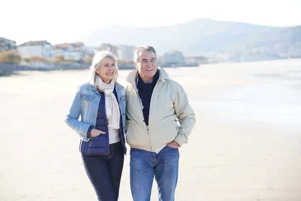 Casal sênior andando — Fotografia de Stock