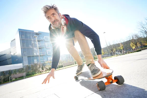 Mann skateboardet auf der Straße — Stockfoto