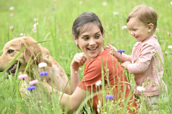 Femme et bébé fille jouer — Photo