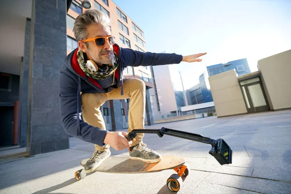 Dojrzały człowiek skateboarding — Zdjęcie stockowe