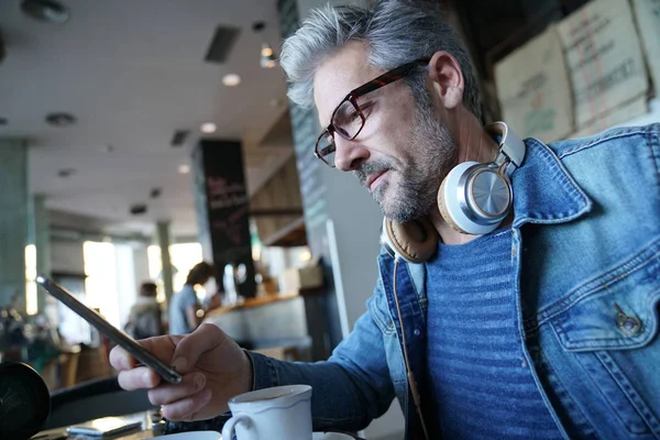 Mann mit Smartphone in Bar verbunden — Stockfoto