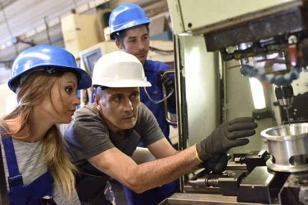 Operaio che insegna tirocinanti — Foto Stock