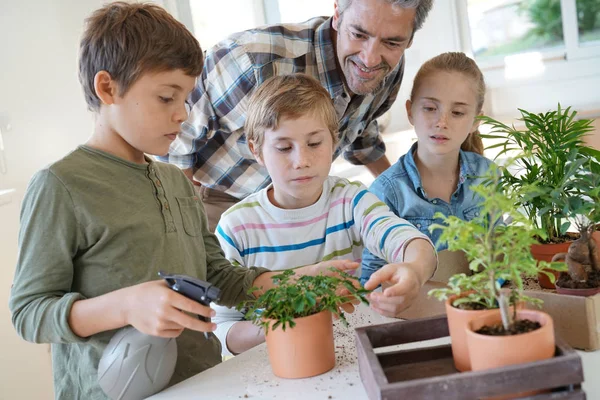 Insegnante con bambini su clas di biologia — Foto Stock