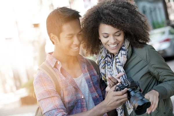 Man showing pictures to girlfriend — Stock Photo, Image