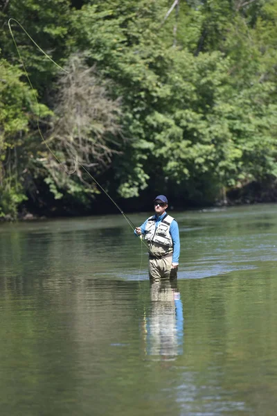 Flyfishman pesca no rio — Fotografia de Stock