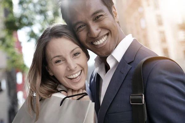 Casal alegre fazendo compras — Fotografia de Stock