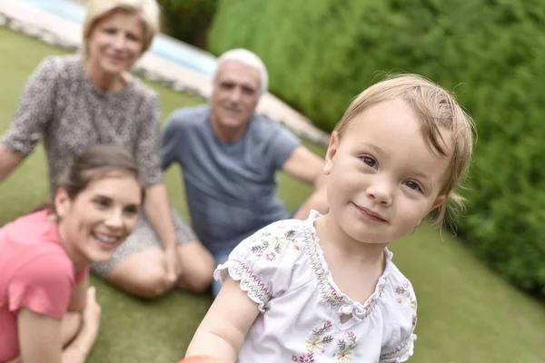 Menina com a família no fundo — Fotografia de Stock