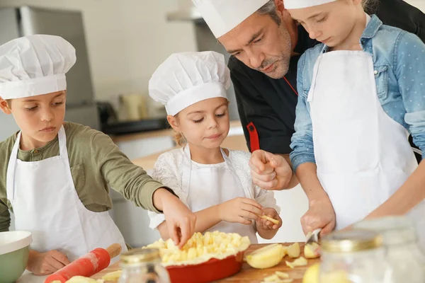 Cours de pâtisserie avec enfants — Photo
