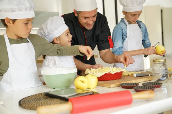 Clase de pastelería con niños — Foto de Stock