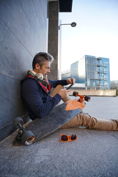 Skateboarder mit Smartphone — Stockfoto