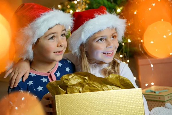 Bambini carini il giorno di Natale — Foto Stock