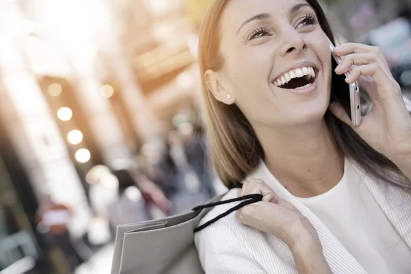 Cheerful girl shopping in Manhattan and talking on phone — Stock Photo, Image