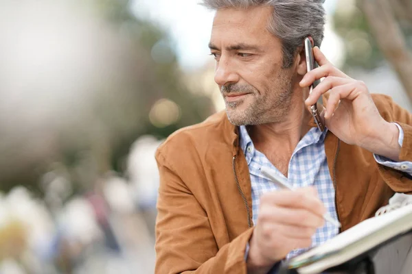 Businessman talking on phone — Stock Photo, Image