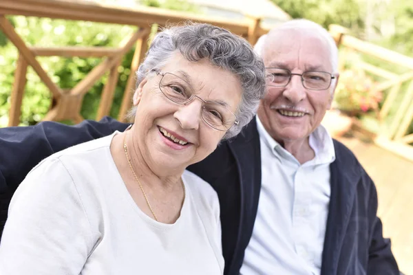 Pareja mayor relajándose — Foto de Stock