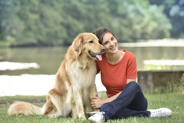 Женщина сидит с собакой — стоковое фото