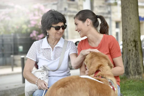 Donna e badante casa rilassante — Foto Stock