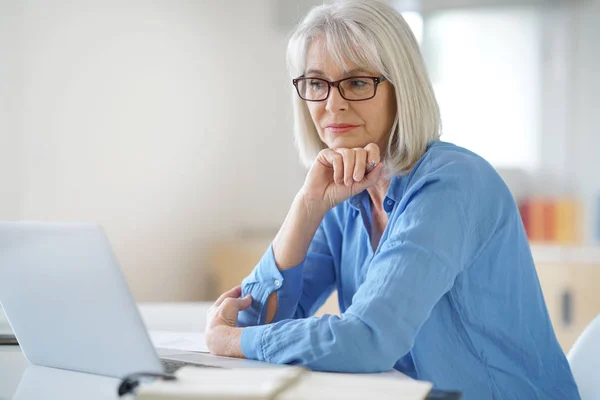 Donna d'affari che lavora in ufficio — Foto Stock