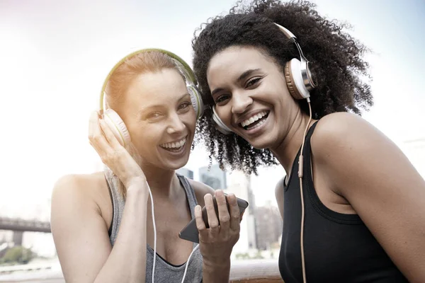 Mädchen hören Musik — Stockfoto