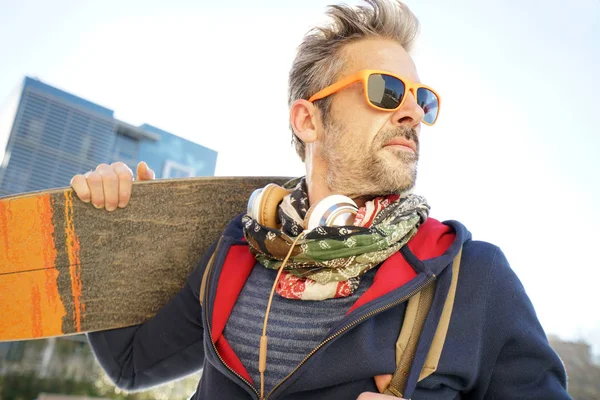 Skateboarder hält Skateboard auf Schulter — Stockfoto