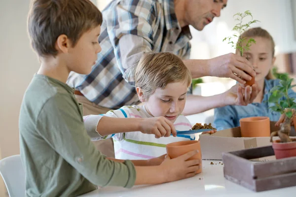 Professeur avec des enfants sur les clas de biologie — Photo