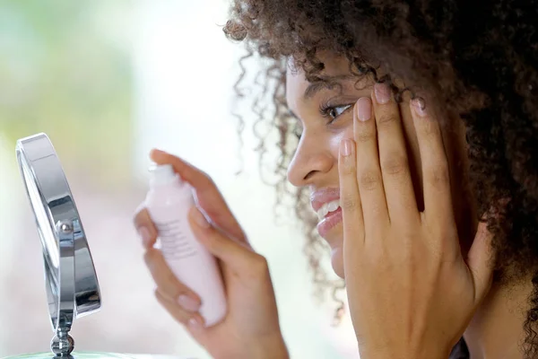 Woman applying cosmetics — Stock Photo, Image