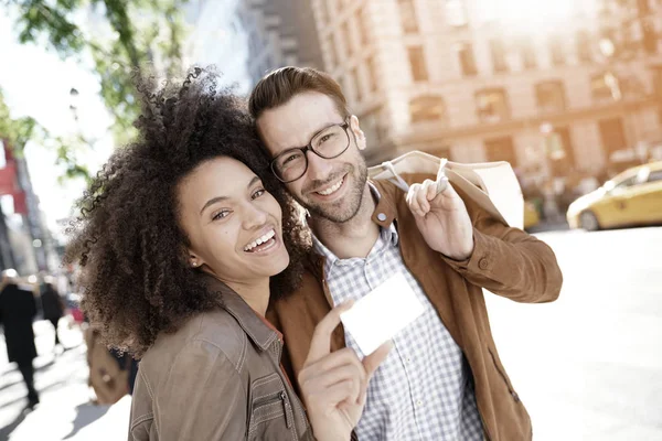 Couple showing shopping card — Stock Photo, Image