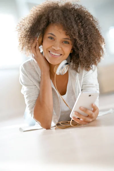 Meisje met telefoon — Stockfoto