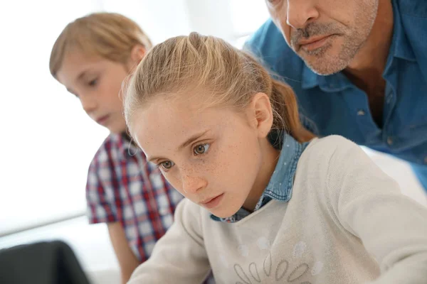 Kinder lernen im Klassenzimmer — Stockfoto