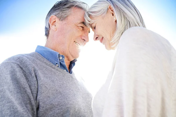 Seniorenpaar posiert — Stockfoto