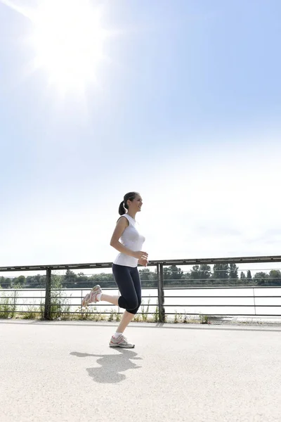 Mujer corriendo en la ciudad —  Fotos de Stock