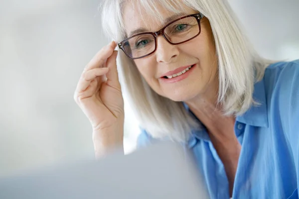 Empresaria con anteojos — Foto de Stock