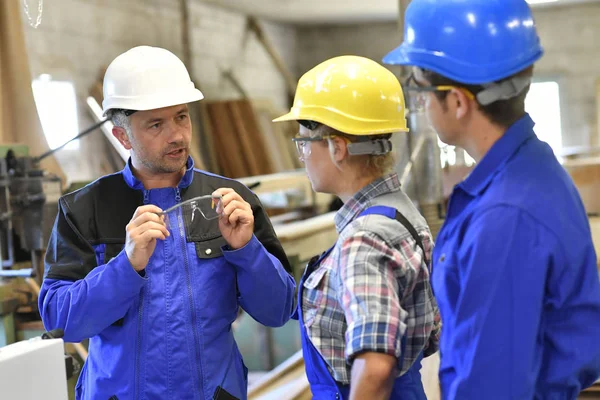 Professor de carpintaria dando instruções de segurança — Fotografia de Stock