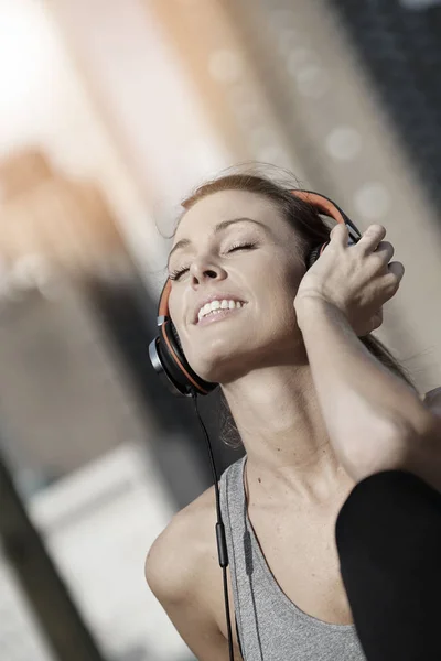 Jogger flicka Lyssna på musik — Stockfoto