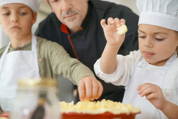 Aula de pastelaria com crianças — Fotografia de Stock