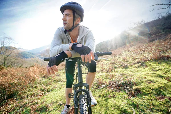 Uomo maturo in bicicletta — Foto Stock