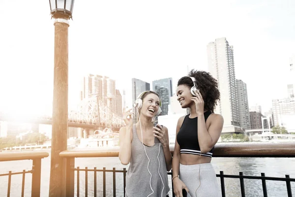 Chicas escuchando música —  Fotos de Stock