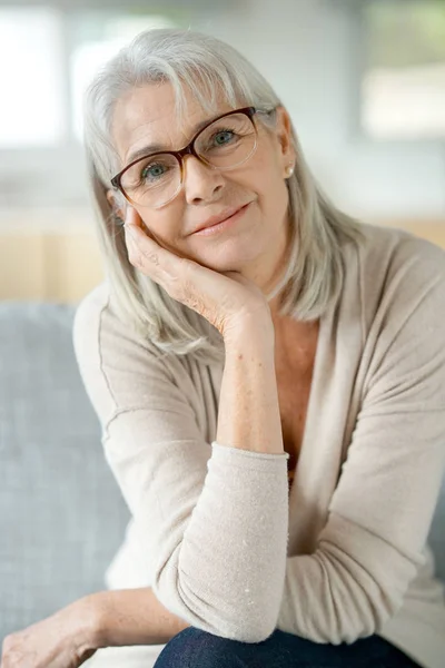 Donna anziana con occhiali da vista — Foto Stock