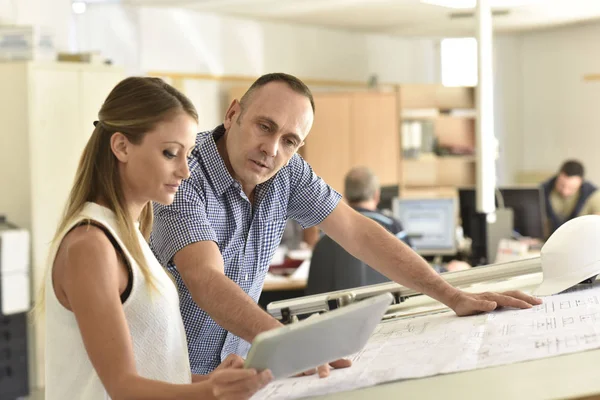 Frau in Ingenieurausbildung — Stockfoto