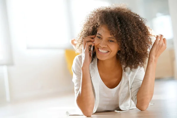 Mädchen telefoniert Stockbild