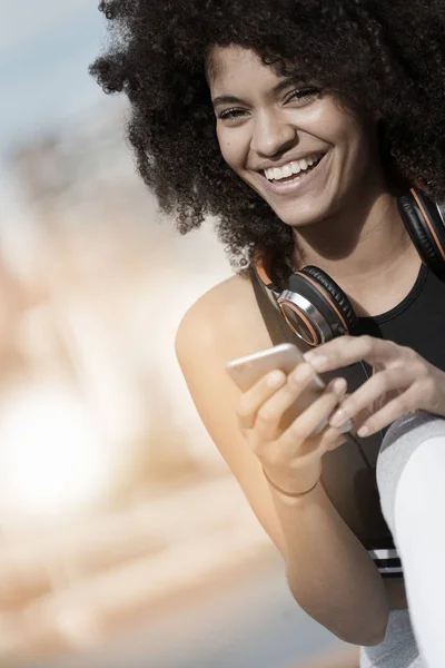 Fitness lány használ smartphone Stock Kép