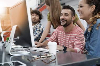 Başlangıç emekçilerin üstünde okul sırası