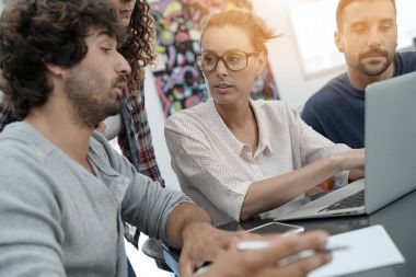 dizüstü bilgisayar ile toplantı insanlar