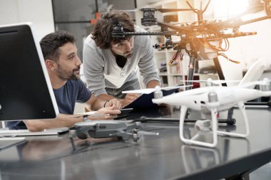 Mühendis ve teknisyen birlikte çalışma 