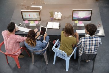 açık ortak çalışma ofisinde çalışan insanlar