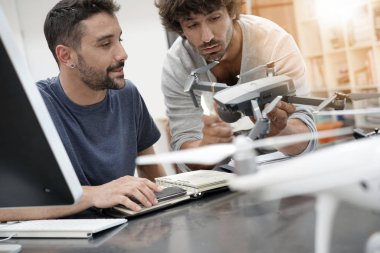 Mühendis ve teknisyen birlikte çalışma 