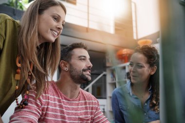 Başlangıç emekçilerin üstünde okul sırası