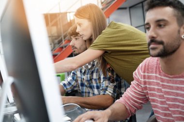 Başlangıç emekçilerin üstünde okul sırası