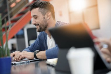 Office coworking çalışan adam 