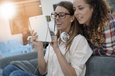 Dijital tablet ile bağlı kızlar